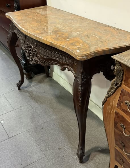 Consola Antiga Estilo Luís XV em Mogno com Tampo de Mármore – Elegância Clássica
