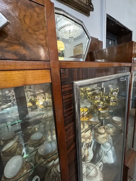 Cristaleira Art Déco em Madeira Nobre com Espelho Octogonal – c. 1920–1930