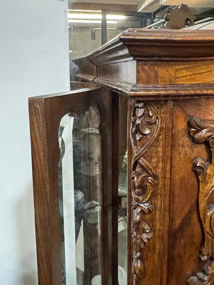 Cristaleira inspirada no estilo Rococó e Luís XV