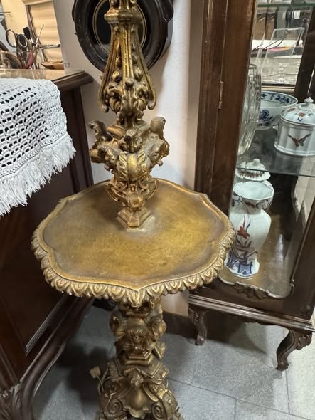 Mesa-Pedestal Dourada Entalhada – Estilo Rococó Revival (séc. XIX-XX)