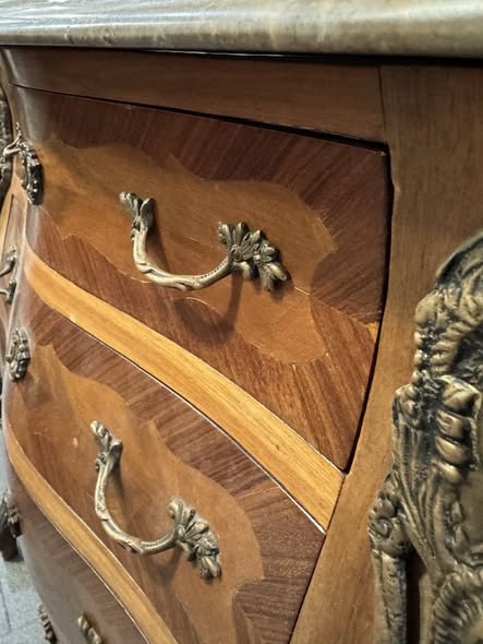 Meia Cómoda Estilo Luís XV — Elegância em Formato Compacto