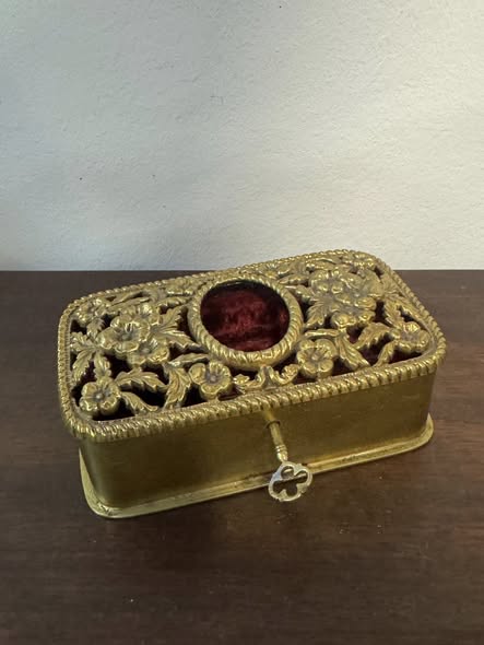 Caixa Decorativa em Metal Dourado com Detalhes Florais