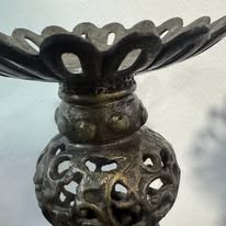 Par de Castiçais Vintage em Metal Trabalhado - Decoração Clássica