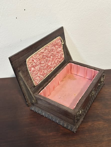 Caixa de Joalharia Antiga Portuguesa em Madeira com Aplicações em Prata