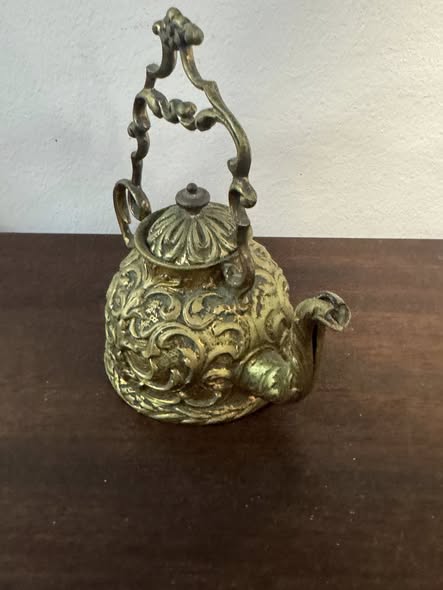 Bule Decorativo em Bronze com Detalhes Trabalhados