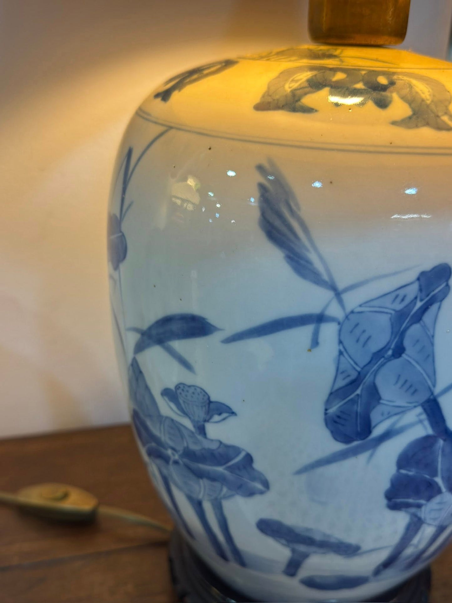 Candeeiro de Mesa em Porcelana Azul e Branca com Decoração de Lótus