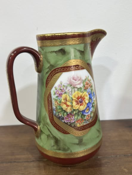 Jarra Vista Alegre — Pintura Manual Assinada "Pinto" — Modelo 974 (1881–1921)