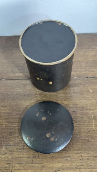 Pote de Chá Cilíndrico Antigo em Charão – Século XIX