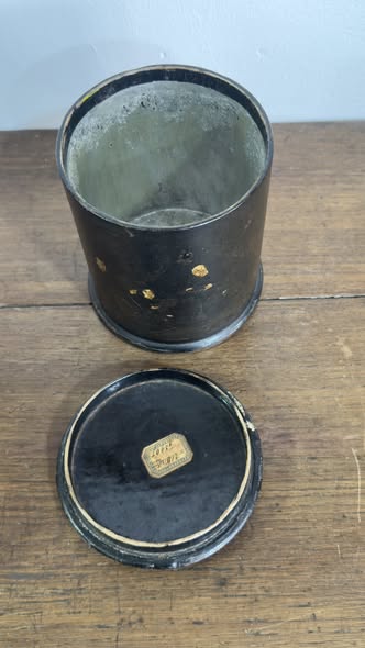 Antique Cylindrical Tea Caddy in Chinoiserie Lacquer – 19th Century