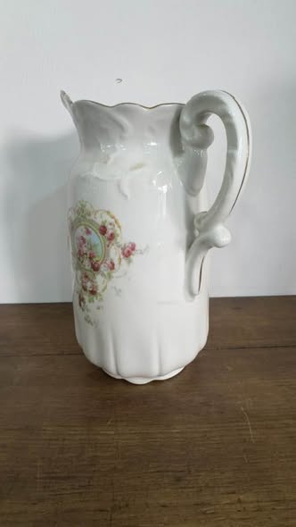 Antigo Gomil em Porcelana Romântica Vista Alegre – Período 1922-1947 (Marca 31)