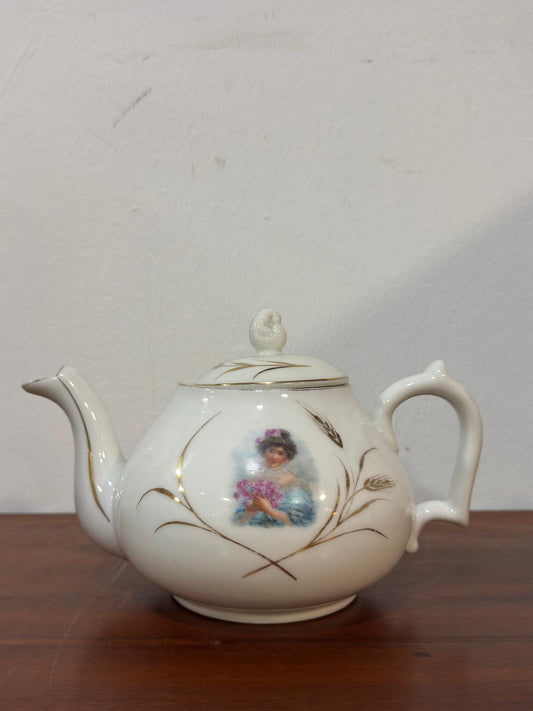 Bule Antigo Vista Alegre Padrão Dama - Porcelana com Retrato e Dourado (1881-1921)