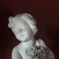 Escultura Querubim com Flores em Porcelana Biscuit Numerada