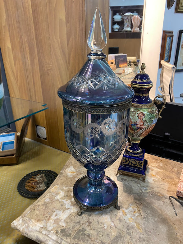 Taça/Ânfora Ornamental com Tampa em Cristal Lapidado Azul Cobalto e Guarnições em Bronze