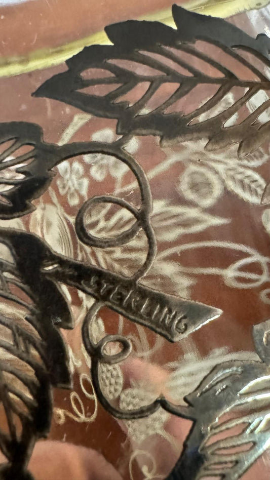 Jarra em Prata Esterlina com Entalhes Florais – Marcada “STERLING”