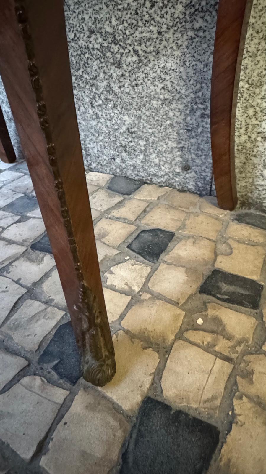 Mesa de Apoio/Cabeceira Estilo Luís XV – Elegância Francesa