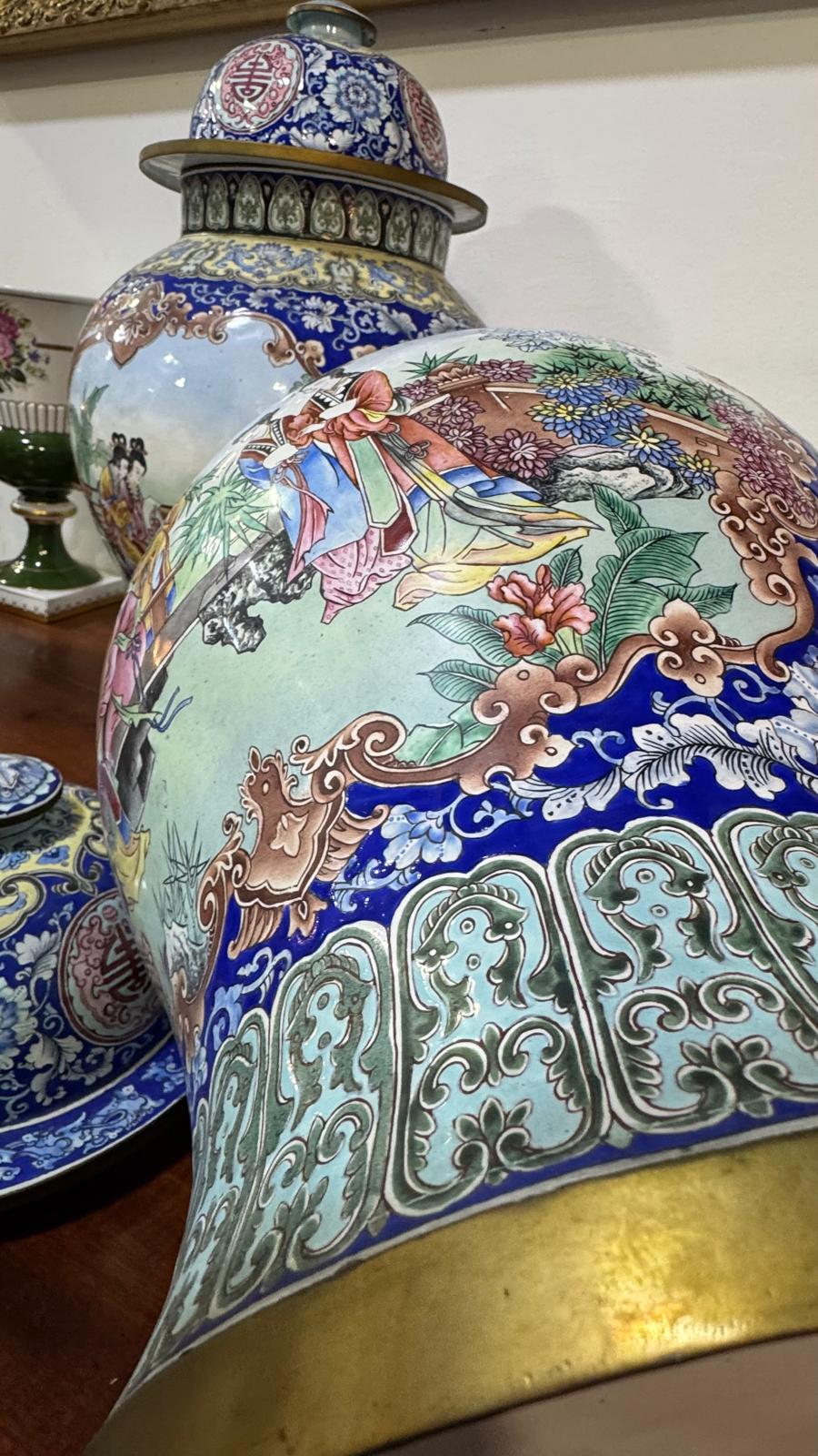 Jarro Chinês Esmaltado com Figuras e Medalhões – Dinastia Qing, Século XIX