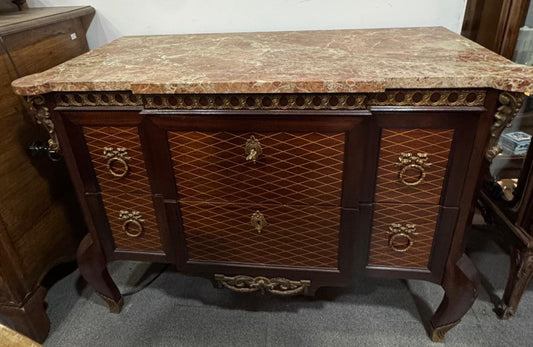 Cômoda Antiga Estilo Luís XV – Elegância e Sofisticação