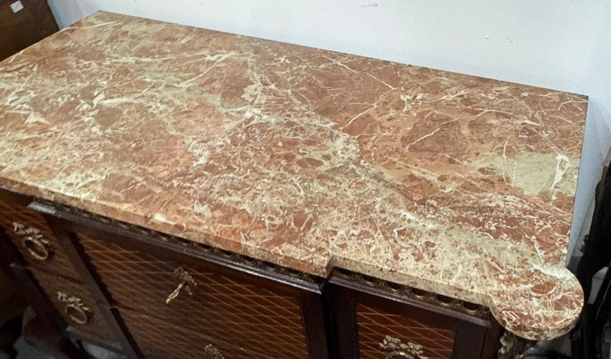 Cômoda Antiga Estilo Luís XV – Elegância e Sofisticação