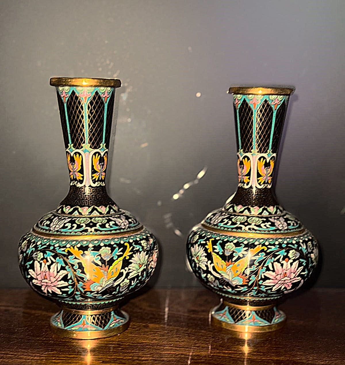 Par de Vasos Cloisonné - Esmalte Oriental com Motivos Florais
