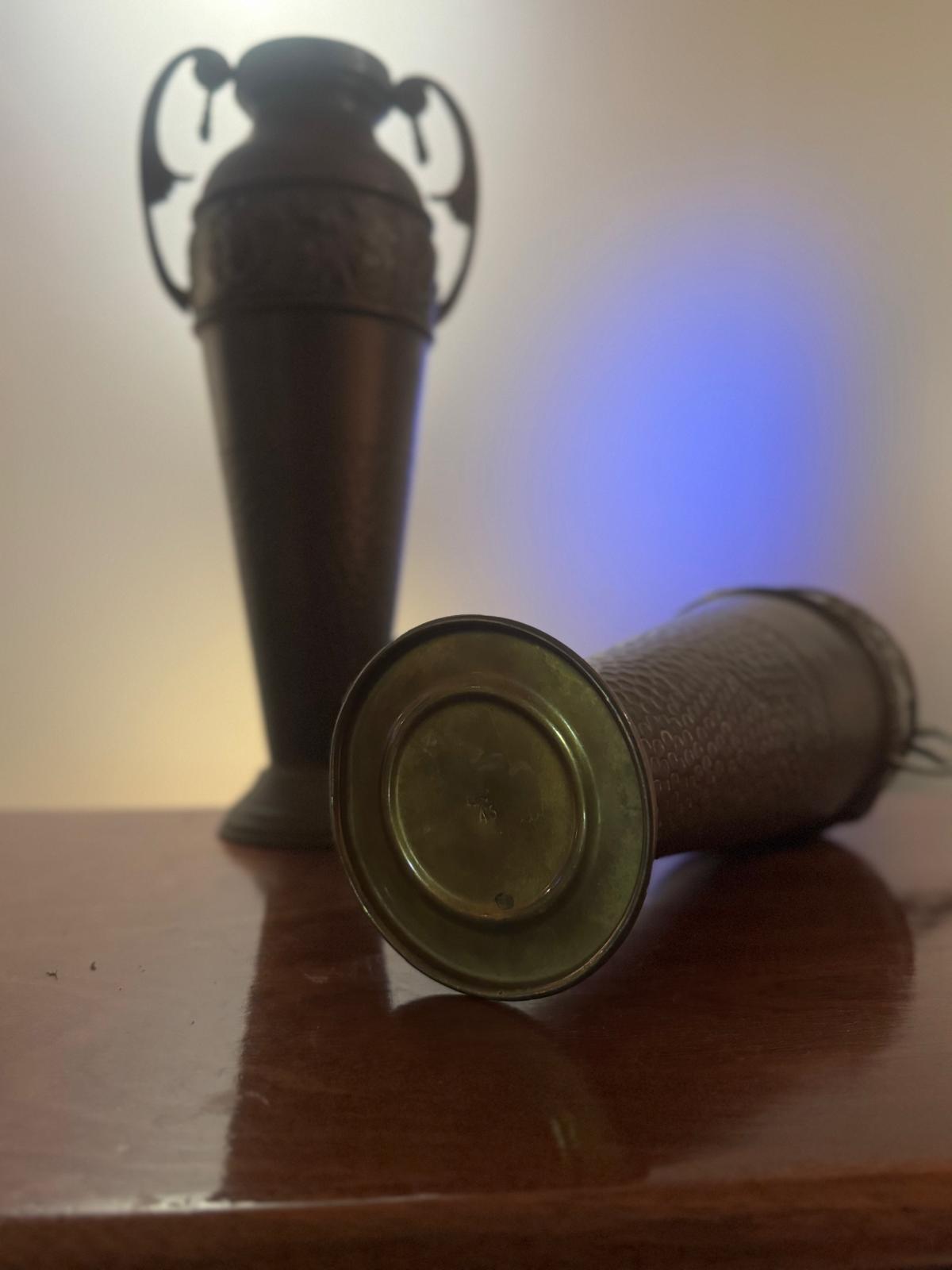 Par de Ânforas Decorativas em Cobre com Alças - Trabalho em Relevo