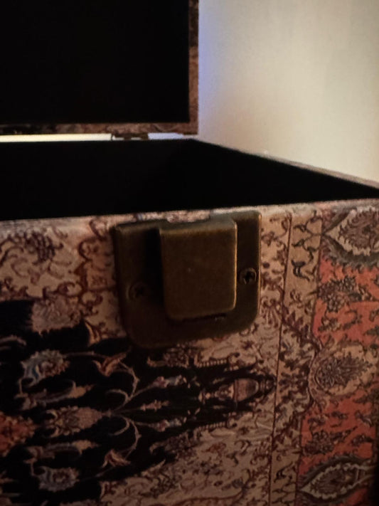 Arca Vintage com Padrão Tapete Persa - Baú Decorativo com Ferragens em Latão