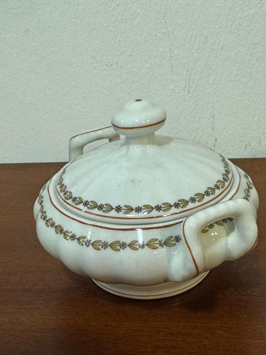 Sopeira Vintage Vista Alegre em Porcelana Branca com Decoração Dourada