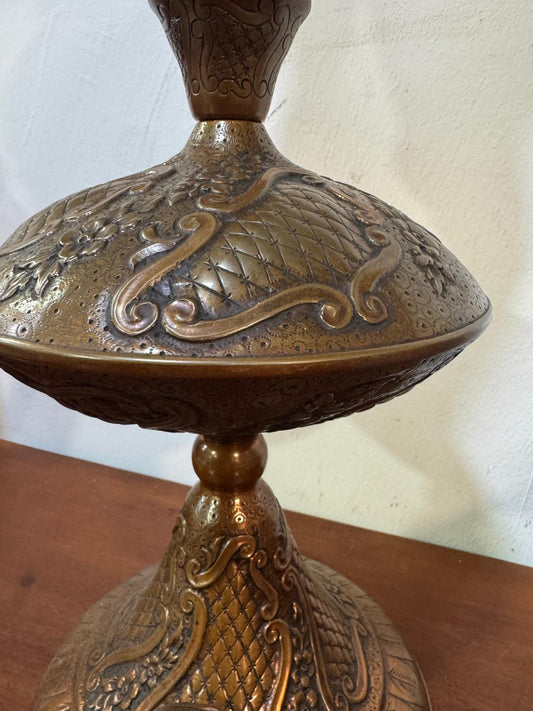 Candeeiro de Mesa Vintage com Globo de Vidro Fosco e Base em Cobre Decorada