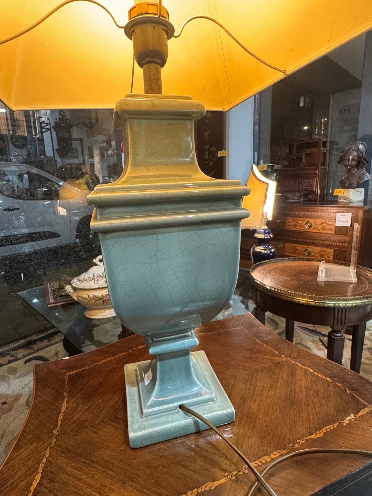 Candeeiro de Mesa Vintage com Base Cerâmica Craquelada e Abajur Geométrico