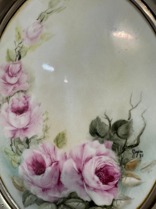 Quadro de Porcelana Pintada à Mão com Rosas - Moldura em Estanho Gravado