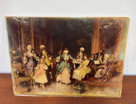 Placa Decorativa em Vidro – Cena de Salão Século XVIII | Acabamento Iridescente