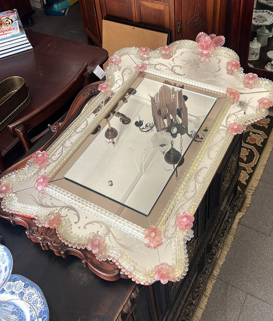 Espelho Veneziano Antigo com Apliques de Flores em Vidro Rosa e Moldura Gravada