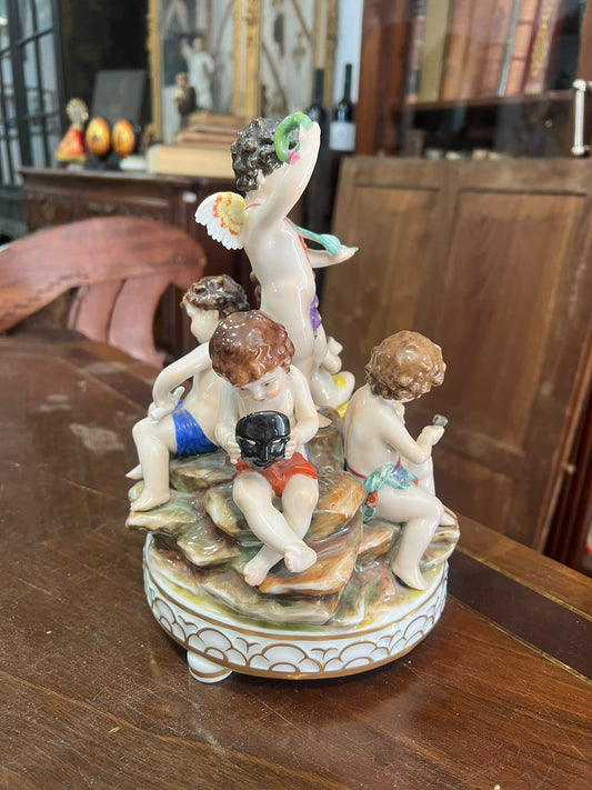 Escultura em Porcelana Capodimonte "Alegoria às Belas Artes" com Grupo de Putti e Base com Coroa Azul