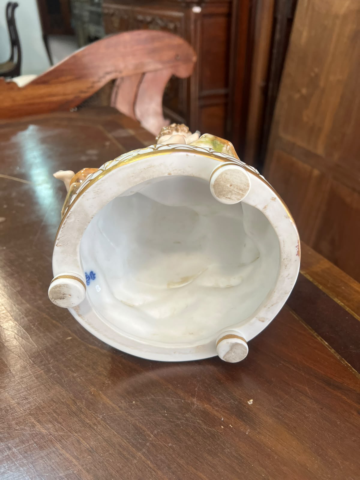 Escultura em Porcelana Capodimonte "Alegoria às Belas Artes" com Grupo de Putti e Base com Coroa Azul