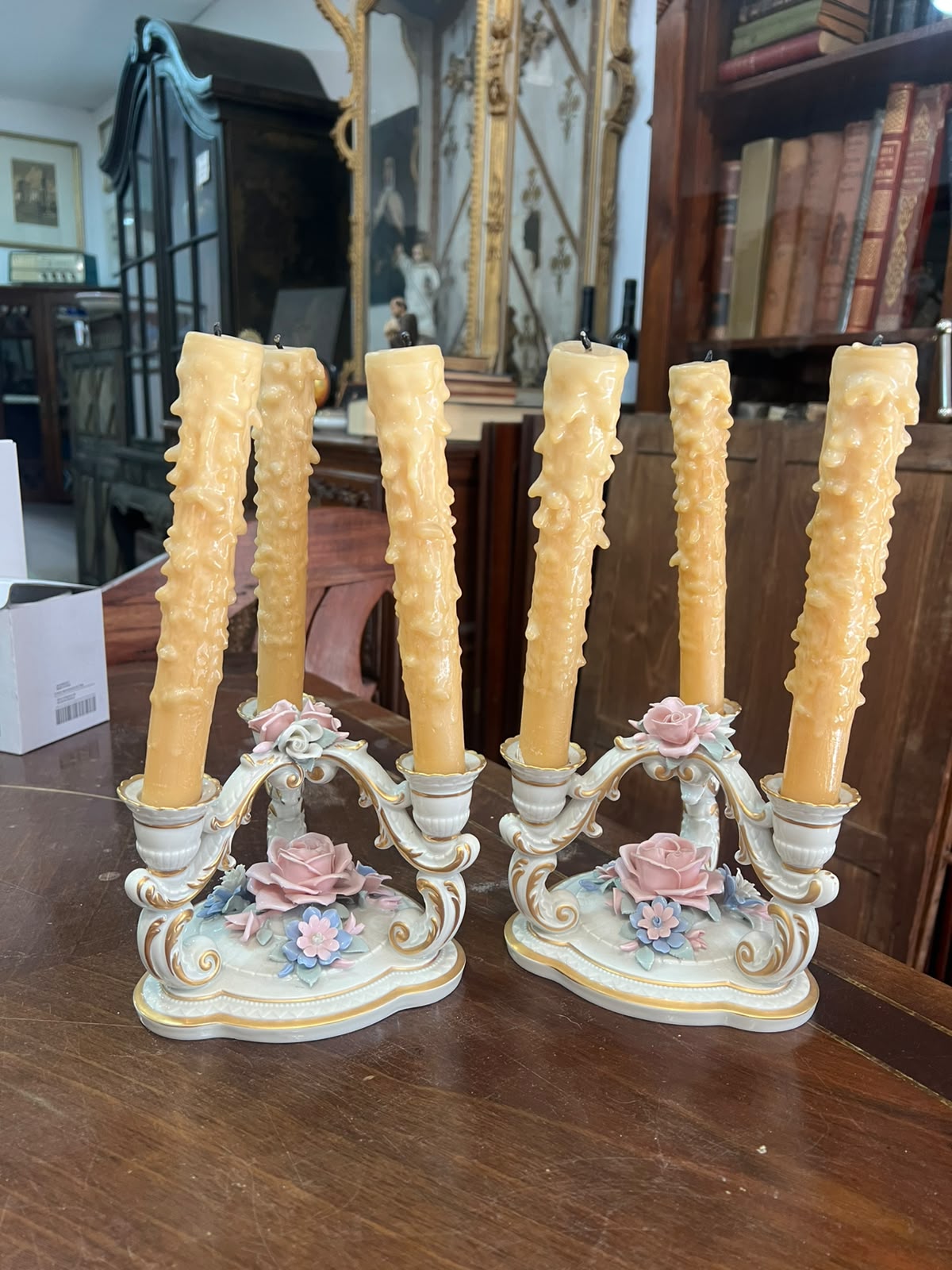 Par de Candelabros de 3 Lumes em Porcelana Capodimonte com Flores Aplicadas e Ouro