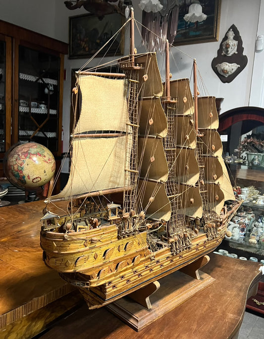 Maquete de Nau Antiga com Cruz de Cristo em Madeira