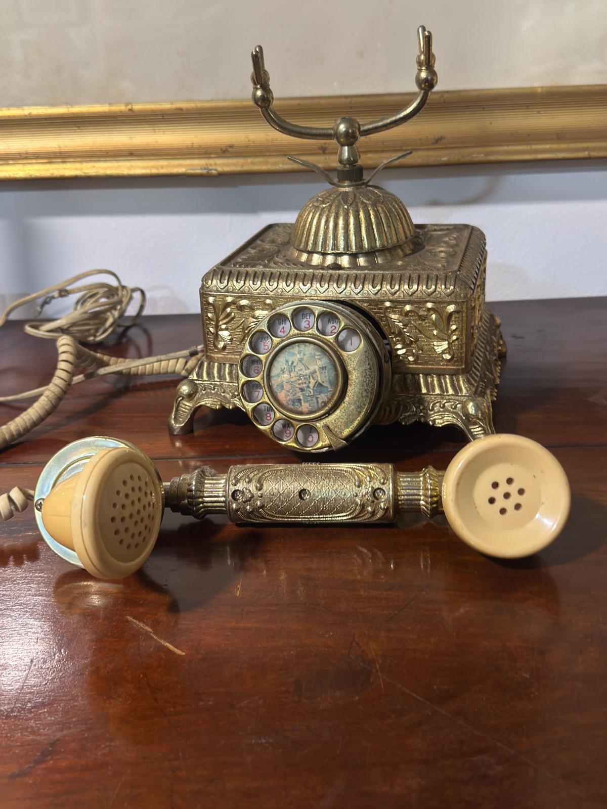Telefone Vintage Ornamentado em Metal Dourado com Disco Rotatório