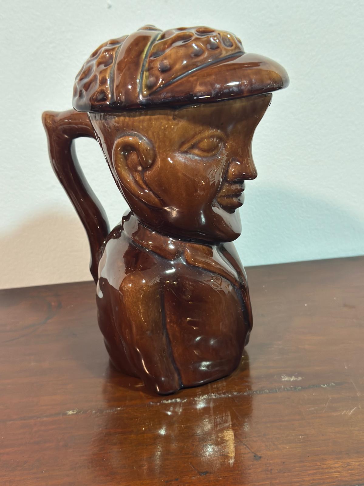 Toby Jug em Cerâmica Castanha - Jarro Figurativo Vintage Meados Séc. XX