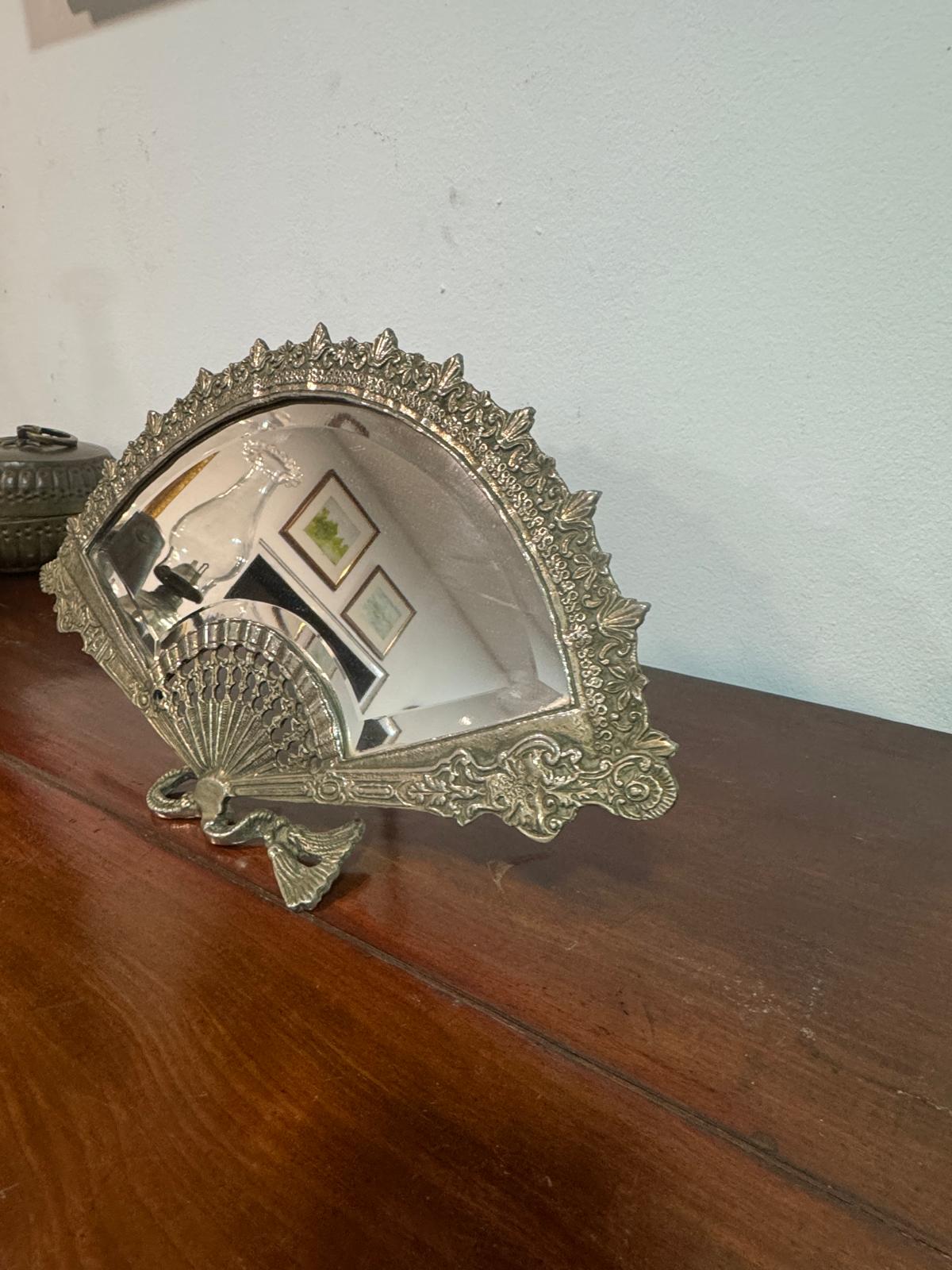 Espelho de Mesa em Forma de Leque com Moldura Prateada Ornamentada - Vintage