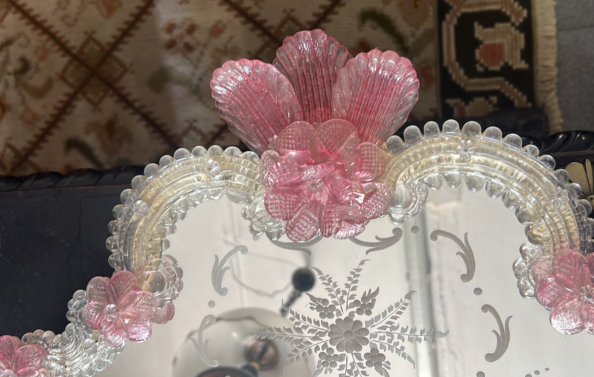 Espelho Veneziano Antigo com Apliques de Flores em Vidro Rosa e Moldura Gravada