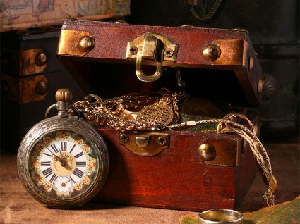 Objetos de curiosidades e raridades de colecionismo de várias épocas