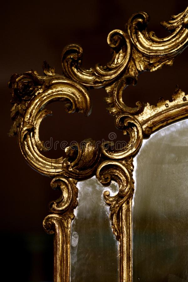 Espelho antigo de parede com moldura dourada e vidro de mercúrio