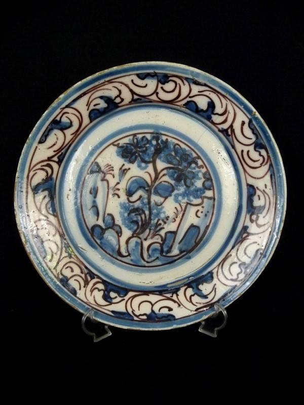 Pratos e jarras em faiança portuguesa e europeia dos séculos XVIII–XX