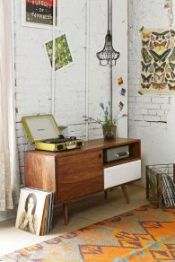 Seleção de objetos e mobiliário vintage e mid-century modern