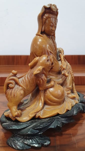 Guanyin com Cão Foo – Escultura em Pedra Sabão Shoushan