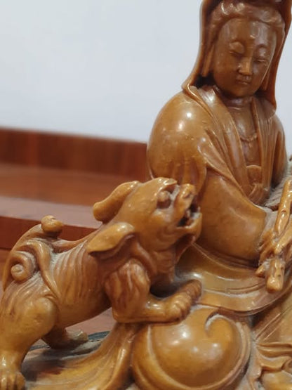 Guanyin com Cão Foo – Escultura em Pedra Sabão Shoushan