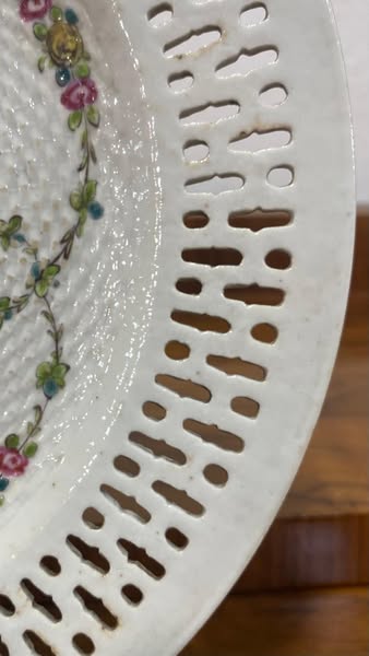 Porcelana Chinesa de Exportação – Base de Cesto Redondo