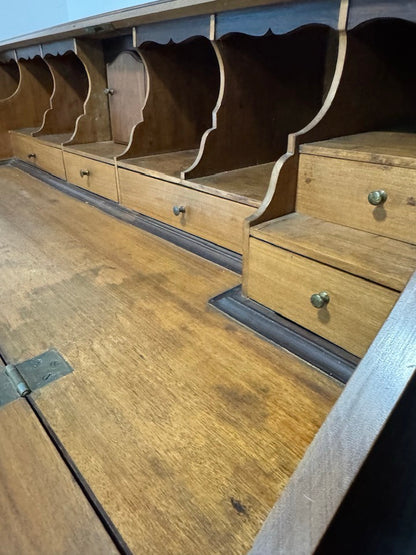 Escrivaninha Antiga com Frente Inclinada – Estilo Chippendale