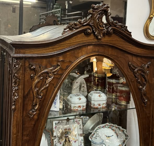 Cristaleira inspirada no estilo Rococó e Luís XV