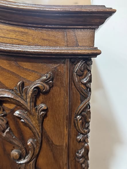 Cristaleira inspirada no estilo Rococó e Luís XV