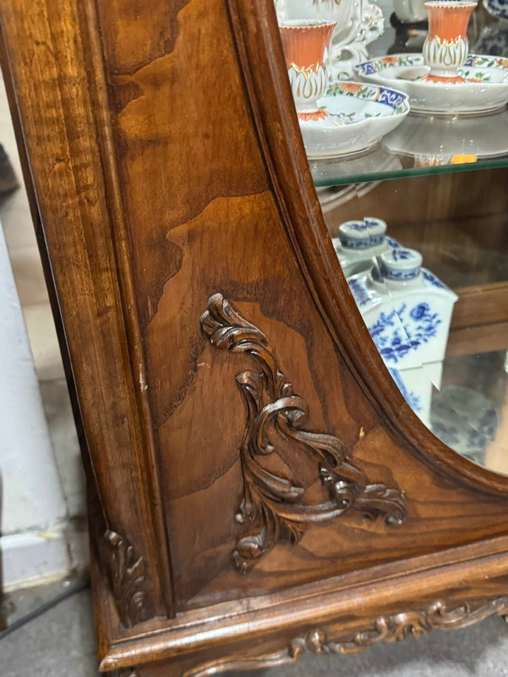 Cristaleira inspirada no estilo Rococó e Luís XV